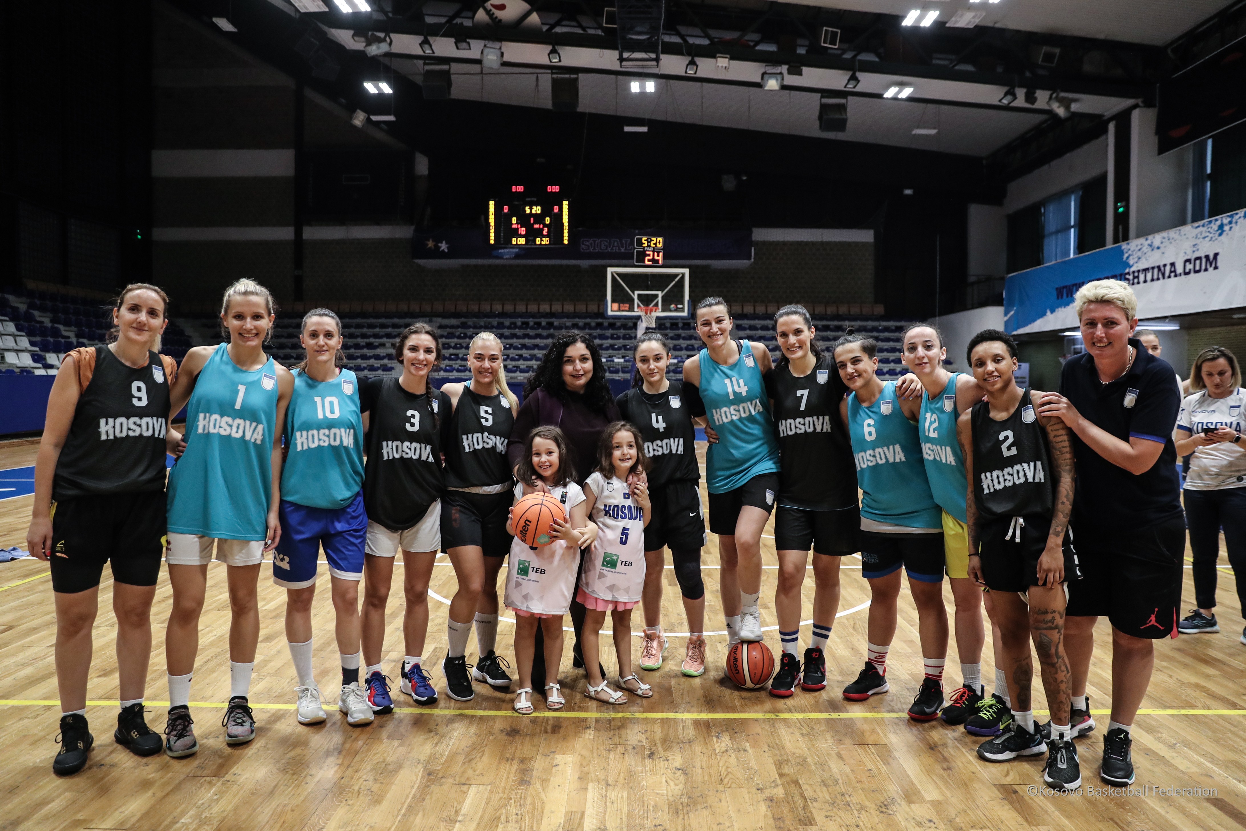 Presidentja e Kosovës motivon vashat dardane: I gjithë populli është me ju